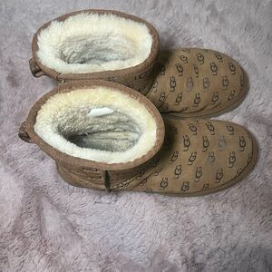 UGG Logo Suede Ankle Boots - Chestnut with Cream Lining